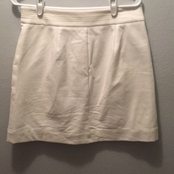 Loft White skirt with zippered front. 18 in long - Picture 2 of 3